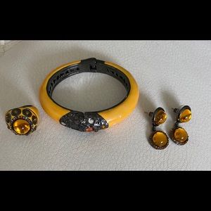 A yellow beautiful jewelry set...